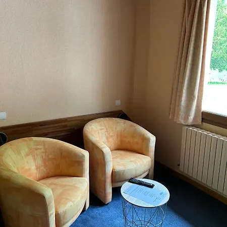 La Source Jacquet Depuis 1954 Et Ξενοδοχείο Saint-Jean-de-Chevelu